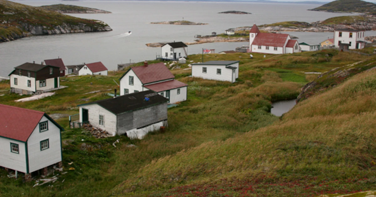 Cómo es Battle Harbour, la isla de Canadá sin autos ni internet donde los turistas pueden dormir en edificios históricos