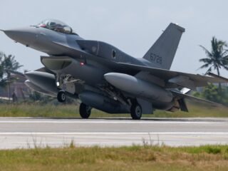 Taiwán recibió sus primeros aviones F-16V de Estados Unidos para fortalecer su defensa contra el régimen de China