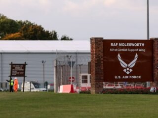 Detuvieron en Inglaterra a dos ciudadanos letones que ingresaron al perímetro de la base aérea de Molesworth