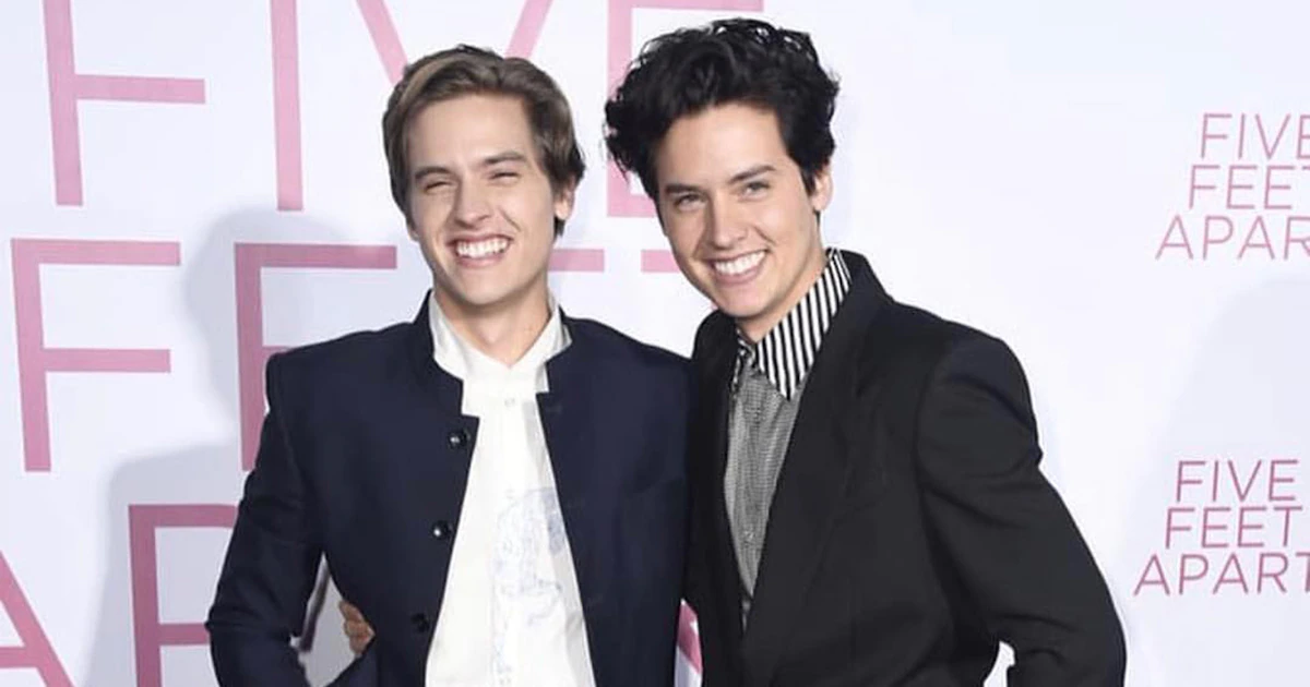 Cole Sprouse responde a los titulares sobre la afirmación de su hermano Dylan de que son “hijos del incesto”
