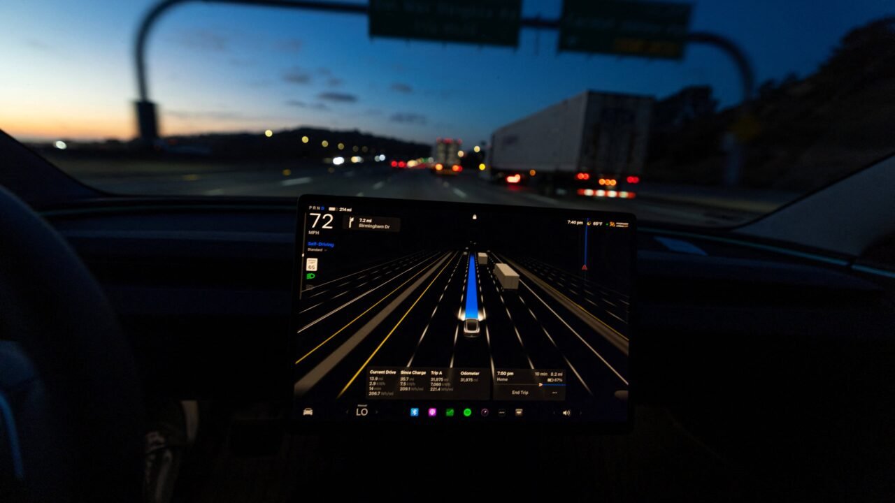 Tesla intensifica su ofensiva para llevar Full Self-Driving, una tecnología de conducción asistida