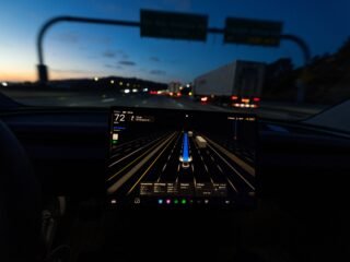 Tesla intensifica su ofensiva para llevar Full Self-Driving, una tecnología de conducción asistida