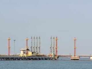 El petróleo cierra a la baja tras las señales de diálogo entre Estados Unidos e Irán
