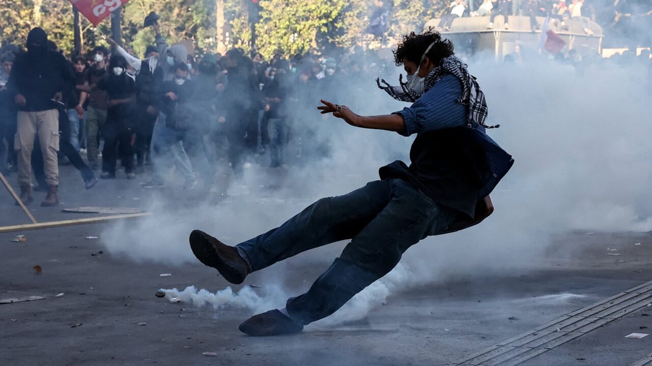 Siguen las protestas estudiantiles en Francia: la policía dispersó con cañones de agua a miles en la Bastilla de París