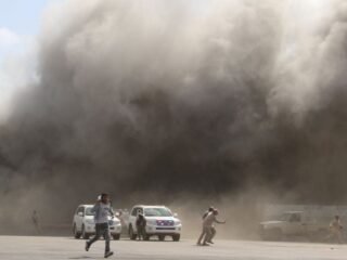 Guerra en Yemen: los hutíes atacaron el aeropuerto de Adén con dos misiles