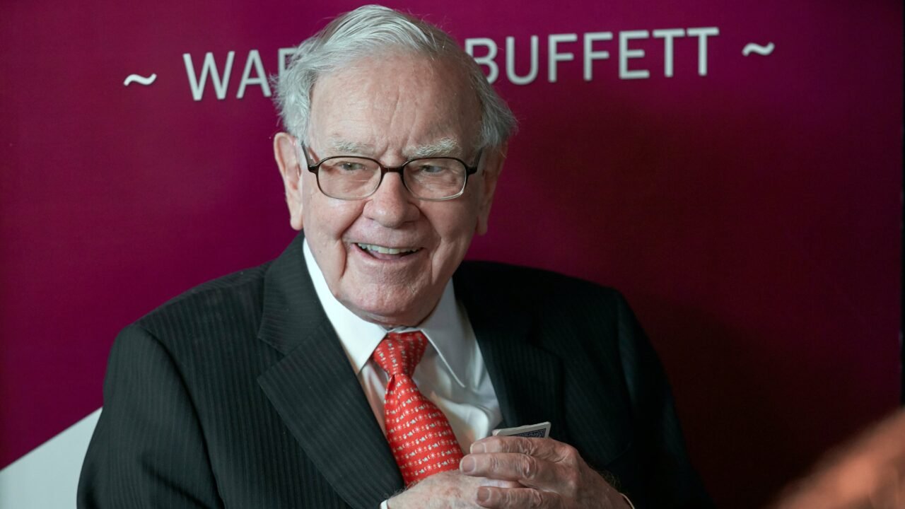 Warren Buffett revela su rutina nocturna: así pasa las horas en YouTube tras dejar Berkshire Hathaway
