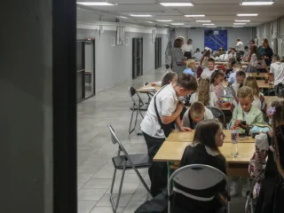 “¡Al refugio, rápido!“: los bombardeos aéreos rusos transforman la vida escolar en Kiev