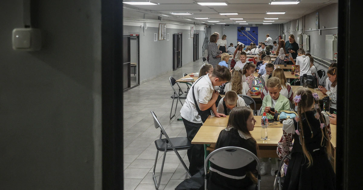 “¡Al refugio, rápido!“: los bombardeos aéreos rusos transforman la vida escolar en Kiev