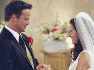 La boda de Chandler en “Friends” escondía una realidad dolorosa en la vida de Matthew Perry