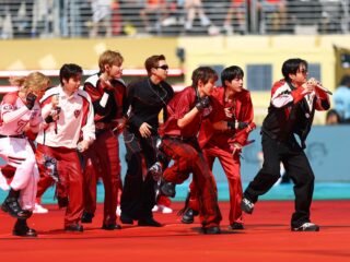 Google revela el divertido detrás de cámaras de BTS interactuando con su IA Gemini