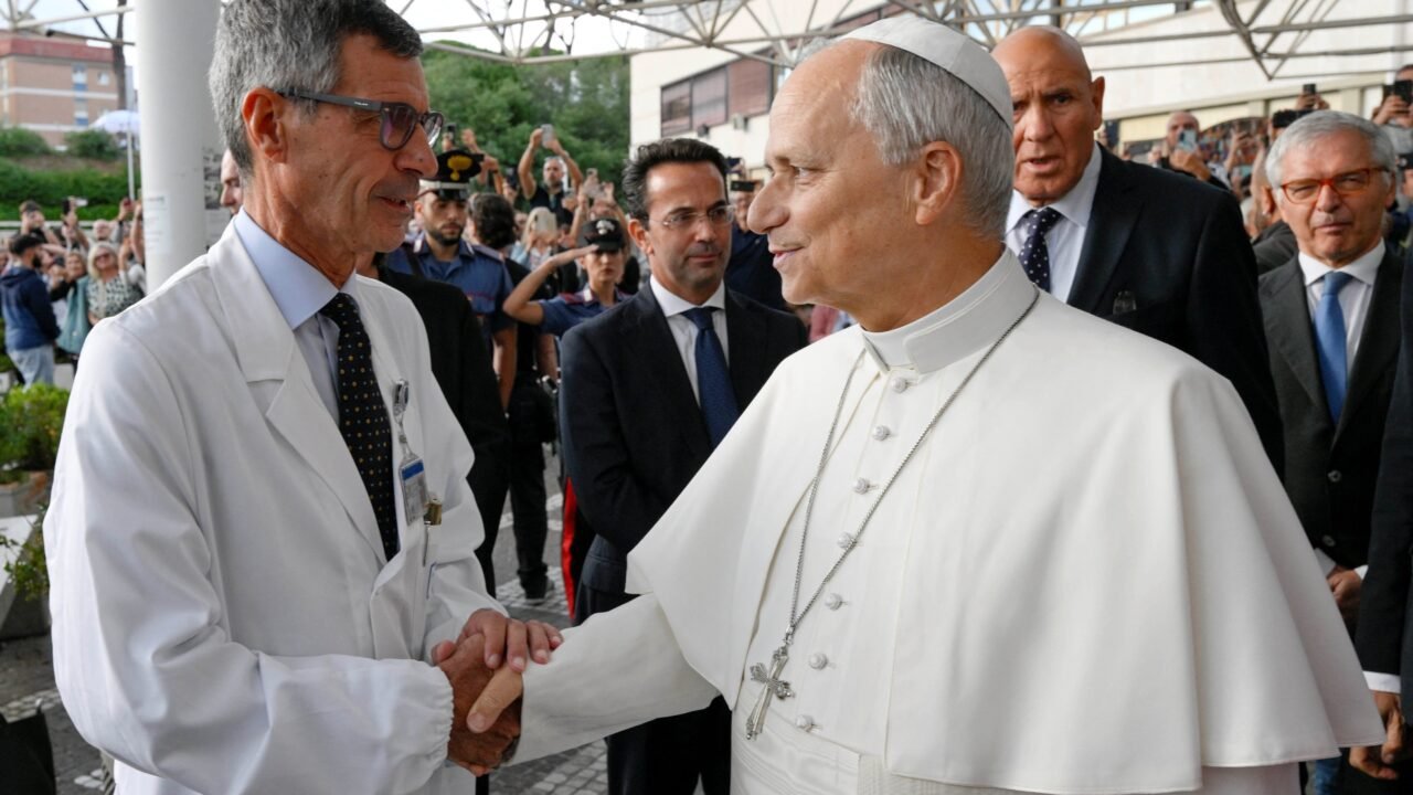 El cirujano que operó a León XIV dijo que “no hay motivos clínicos” para que el papa suspenda su gira por América Latina