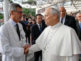 El cirujano que operó a León XIV dijo que “no hay motivos clínicos” para que el papa suspenda su gira por América Latina