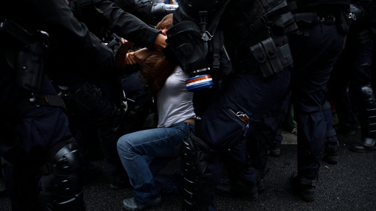 Violencia en las protestas en Francia: el Gobierno negó que la policía tenga la orden de enfrentar a los alumnos movilizados