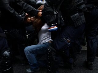 Violencia en las protestas en Francia: el Gobierno negó que la policía tenga la orden de enfrentar a los alumnos movilizados