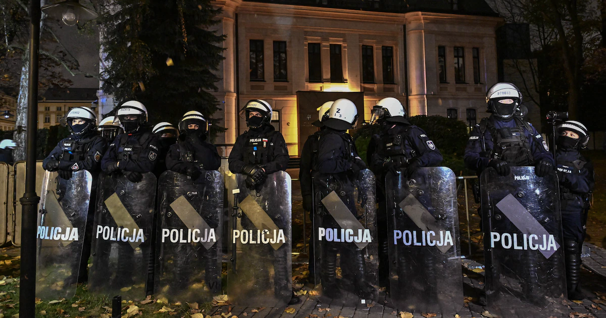 Tensión en Polonia: la policía rodea el Tribunal Constitucional tras la decisión del Gobierno de Tusk de suspender al presidente