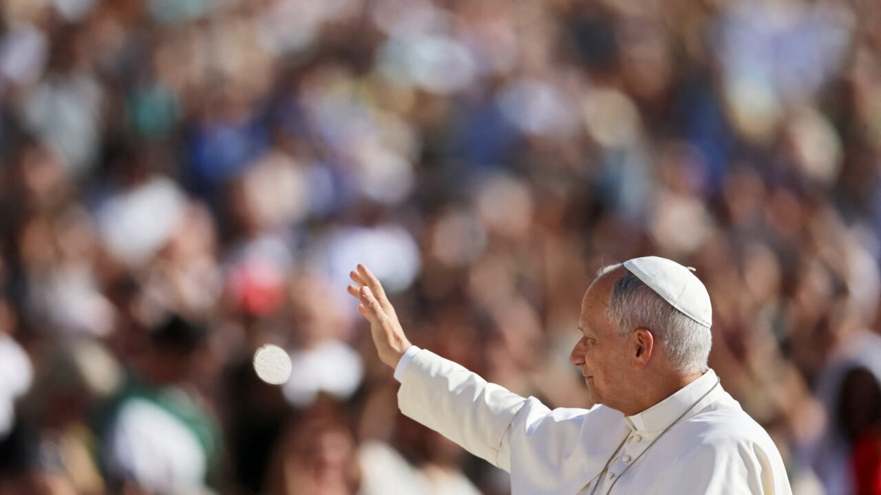 Quién está al frente del Vaticano mientras el papa León XIV permanece hospitalizado tras una cirugía por un adenocarcinoma pulmonar
