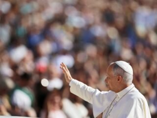 Quién está al frente del Vaticano mientras el papa León XIV permanece hospitalizado tras una cirugía por un adenocarcinoma pulmonar