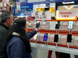 Por qué la venta de smartphones cayó a su punto más bajo en 14 años para esta temporada