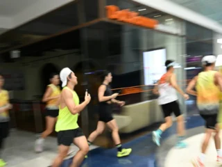 La neblina tóxica obliga a los corredores de Singapur a entrenar entre tiendas y locales comerciales