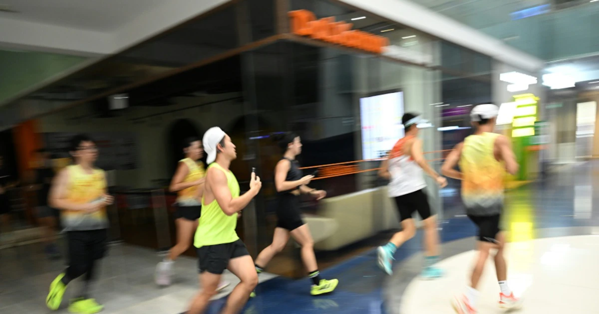 La neblina tóxica obliga a los corredores de Singapur a entrenar entre tiendas y locales comerciales