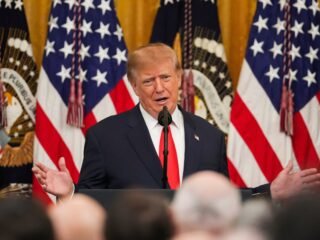 Trump dijo que el precio del combustible bajará y que el conflicto con Irán terminará pronto “de una manera u otra”