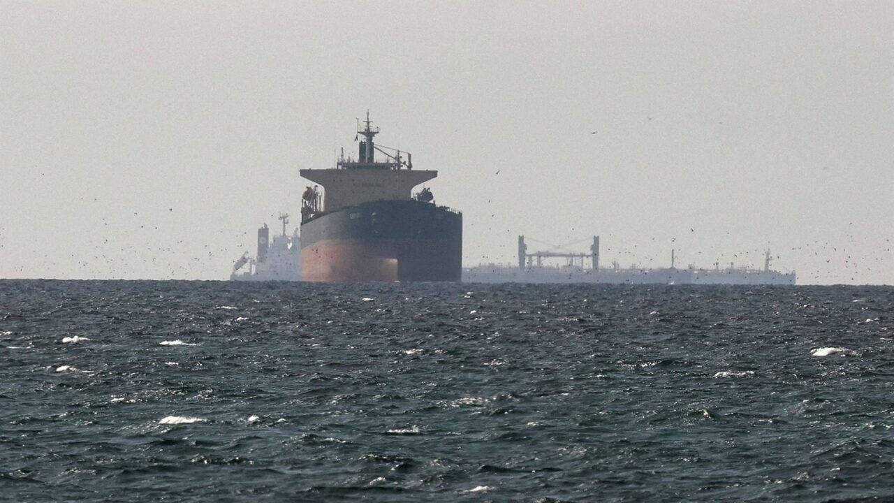Tres buques mercantes fueron atacados en Ormuz y otro fue amenazado por Irán para que regresara cerca de la costa de Omán