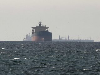 Tres buques mercantes fueron atacados en Ormuz y otro fue amenazado por Irán para que regresara cerca de la costa de Omán