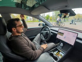 Un conductor se durmió con el piloto automático de Tesla activado y chocó a dos policías