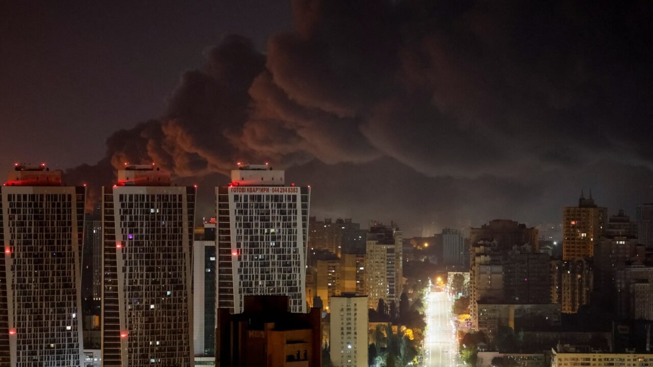 Apagones y cortes de servicio golpean Kiev tras un nuevo ataque ruso contra la red eléctrica