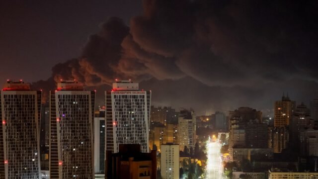 Apagones y cortes de servicio golpean Kiev tras un nuevo ataque ruso contra la red eléctrica