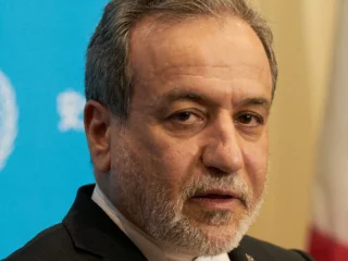 El canciller iraní aseguró que mantiene conversaciones ininterrumpidas con EEUU a través de intermediarios para poner fin a la guerra