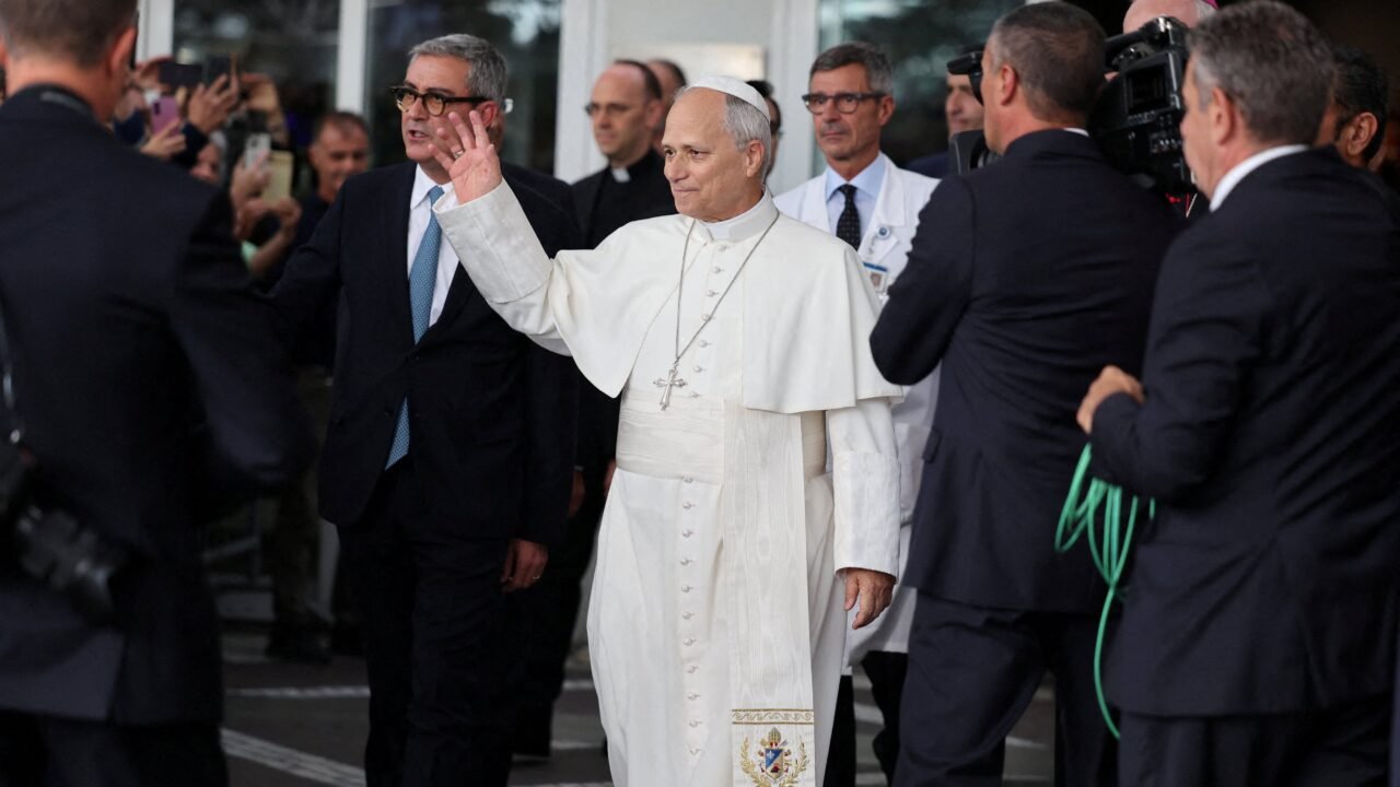 El papa León XIV salió del hospital tras ser dado de alta