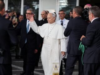 El papa León XIV salió del hospital tras ser dado de alta