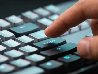 Qué pasa si subo mi CV a ChatGPT o a cualquier IA: regalar datos personales tiene consecuencias
