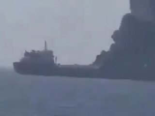 Un petrolero sufrió un incendio tras recibir el impacto de un proyectil en el estrecho de Ormuz