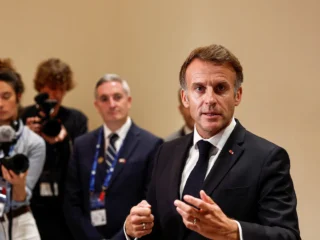 Emmanuel Macron arremetió contra los líderes mundiales que “hacen campaña a costa de Francia”