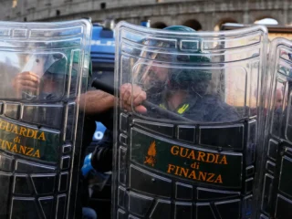 Caos en Roma: en medio de las protestas, un grupo de manifestantes irrumpió en el Coliseo