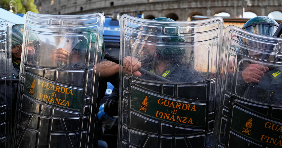 Caos en Roma: en medio de las protestas, un grupo de manifestantes irrumpió en el Coliseo