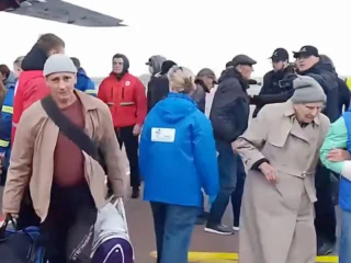 Civiles ucranianos de Oleshky, ciudad devastada por la guerra, fueron evacuados bajo la tregua temporal mediada por EEUU