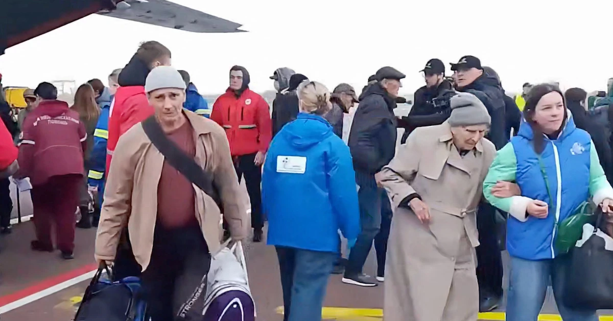 Civiles ucranianos de Oleshky, ciudad devastada por la guerra, fueron evacuados bajo la tregua temporal mediada por EEUU