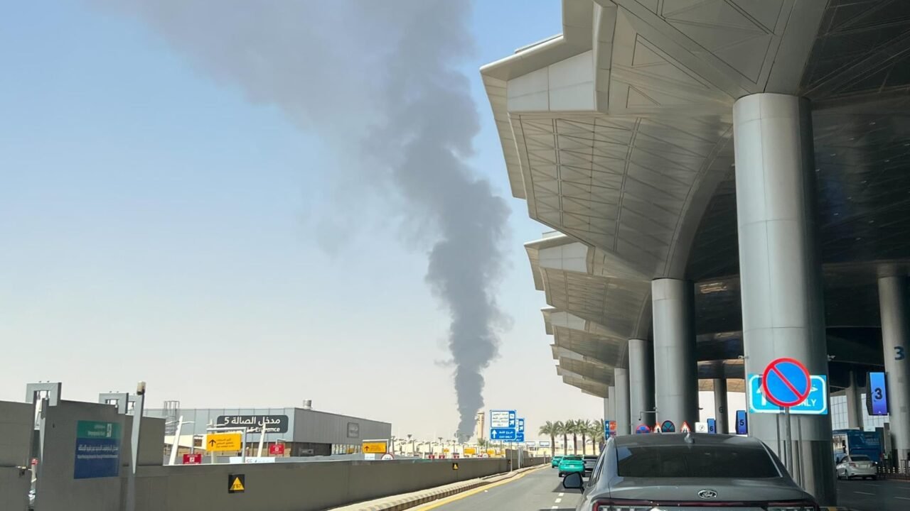 Los hutíes atacaron dos aeropuertos de Arabia Saudita en un solo día: al menos 12 muertos y más de 300 heridos