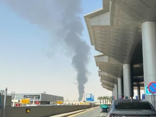 Arabia Saudita confirma tres muertos en ataques hutíes contra el aeropuerto de Riad
