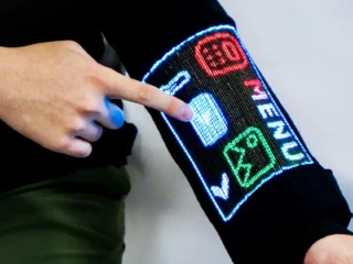 Investigadores convierten fibras textiles en una pantalla táctil funcional