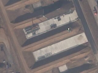 Imágenes satelitales revelaron que Rusia avanza en la construcción de una mega base para drones en Rostov