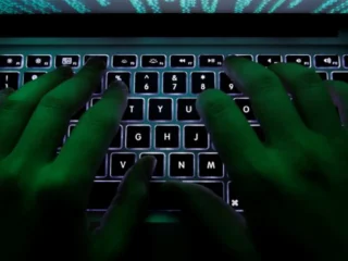 Un solo hacker usó agentes de IA para infiltrarse en más de 100 sitios web de empresas