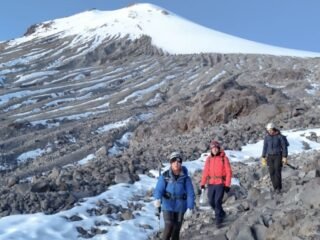 Cuatro atletas escalaron al volcán más alto de América del Norte para romper un récord mundial de flexiones con mancuernas