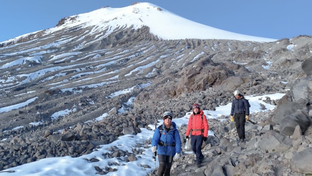 Cuatro atletas escalaron al volcán más alto de América del Norte para romper un récord mundial de flexiones con mancuernas