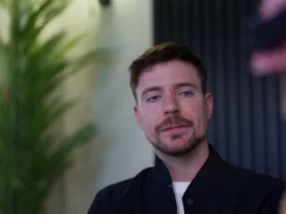 Por qué MrBeast afirmó que tiene su cuenta bancaria “en números rojos” a pesar de su fortuna