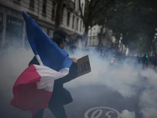 Más de 1.300 personas fueron detenidas en Francia durante las violentas protestas del sábado