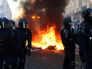 El Gobierno francés evalúa suspender las redes sociales durante las próximas protestas masivas para impedir que se organicen saqueos